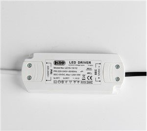 導かれた運転電圧12V
